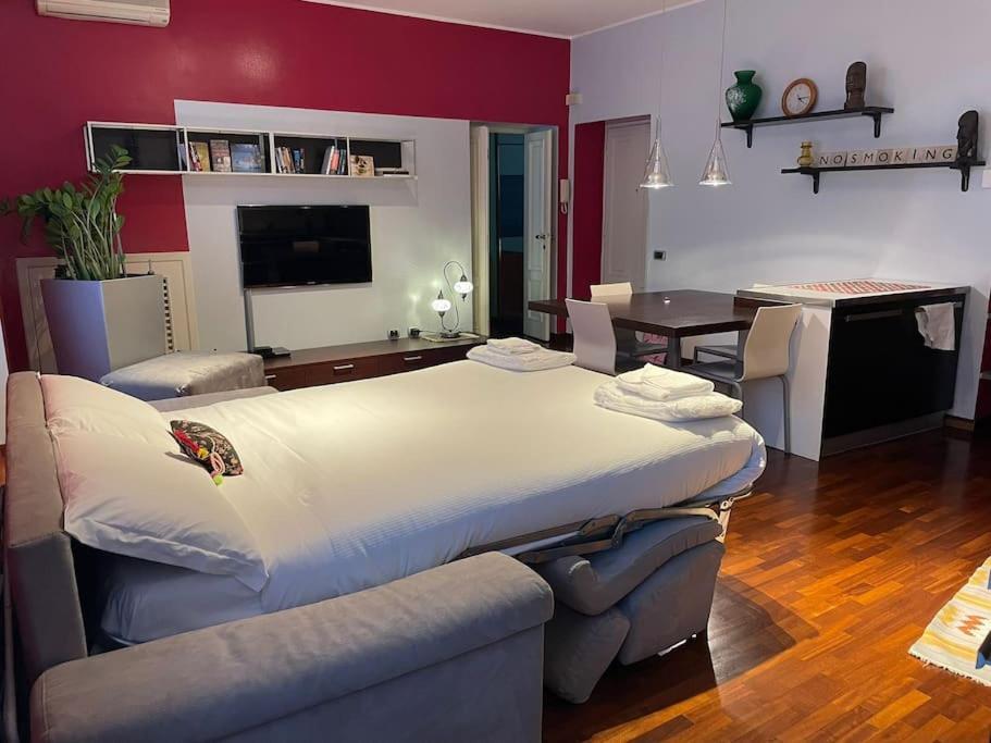 Cozy Flat Mins Walk To Navigli And Metro Porta Genova Appartement Milaan Buitenkant foto
